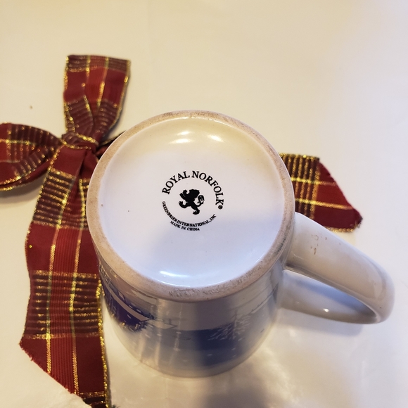 Royal Norfolk Christmas Mug with Winter Scent - Picture 2 of 4